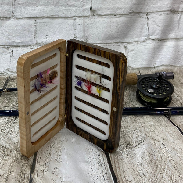 Bobcote and curly maple fly box. Has a fly rod and flies in the fly box for display prepose only. Product you get is only the fly box.